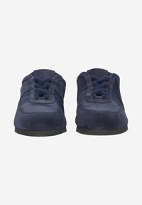 Baskets de sport en suede navy avec un design à lacets, bout rond et semelle en caoutchouc. Caractéristiques d'un col légèrement rembourré et de coutures décoratives.