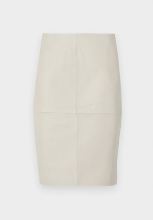 Jasno beżowa skórzana spódnica ołówkowa z pionowymi szwami, o wyraźnej formie i gładkiej fakturze, z pośrednim stanem i bez widocznych elementów metalowych.