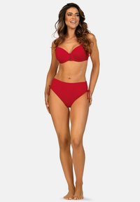 Czerwony komplet bikini z usztywnianym biustonoszem z fiszbinami oraz wysokim stanem spodnią cześcią z regulowanymi troczkami, gładką fakturą i bez widocznych wzorów.