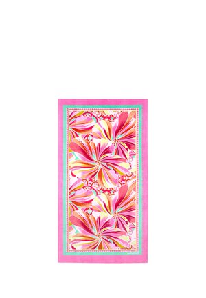 Serviette de plage rectangulaire avec de grands motifs floraux roses, orange et blancs bordés de rayures roses et turquoises sur fond blanc.