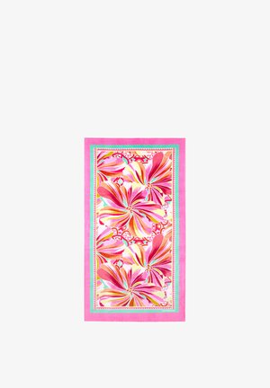 Serviette de plage rectangulaire avec de grands motifs floraux roses, orange et blancs bordés de rayures roses et turquoises sur fond blanc.