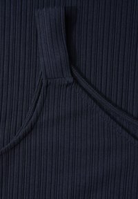 Tessuto a coste blu navy con strisce verticali, dalla texture liscia e un leggero lucido. Include una cucitura visibile e un dettaglio con tasca laterale.