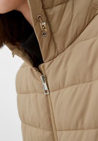 s.Oliver LANGE  MET CAPUCHON - Weste - sandfarben
