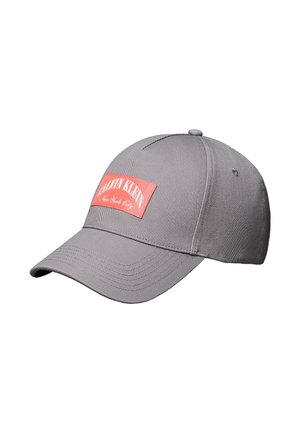 Casquette de baseball grise avec une visière incurvée et un patch rectangulaire rose indiquant "CALVIN KLEIN New York City" sur le panneau avant.