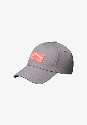 Casquette de baseball grise avec une visière incurvée et un patch rectangulaire rose indiquant "CALVIN KLEIN New York City" sur le panneau avant.
