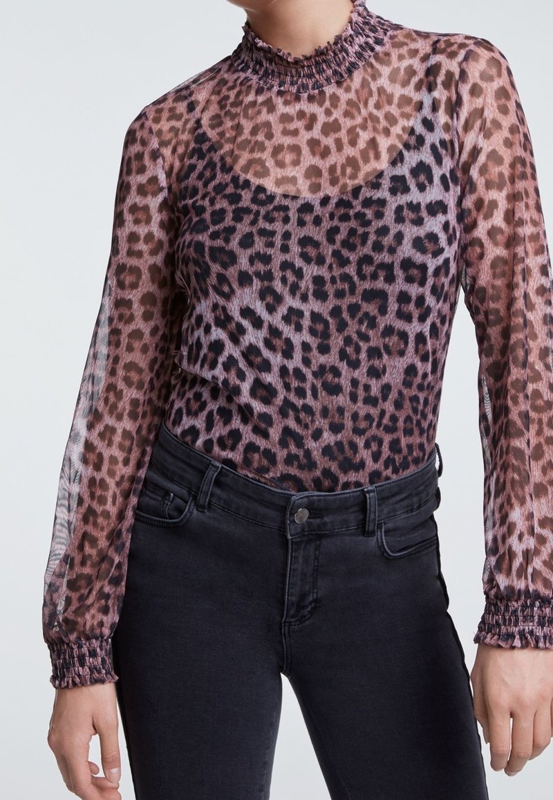 Gennemsigtig leopardprint-bluse med høj krave, lange pufærmer og rynkede manchetter. Stoffet har en blanding af brune, sorte og lyserøde nuancer.
