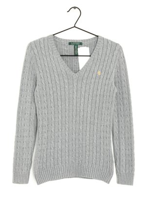 Vaaleanharmaa palmikkoneuleinen V-kaula-aukollinen neulepaita, jossa on pitkät hihat, resorit hihansuissa ja helmassa, ripustettuna mustaan henkariin, jossa näkyy vaatetunnisteet.