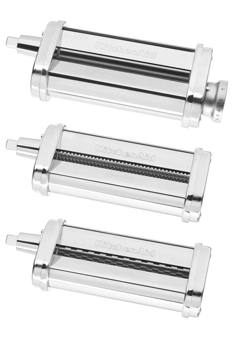 KitchenAid-Nudelaufsatzset mit drei austauschbaren Edelstahlwalzen; umfasst Fettuccine-, Spaghetti- und glatte Nudeloptionen.