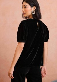 Love & Roses FIT - CRYSTAL PUFF SLEEVE - Pusero - black
