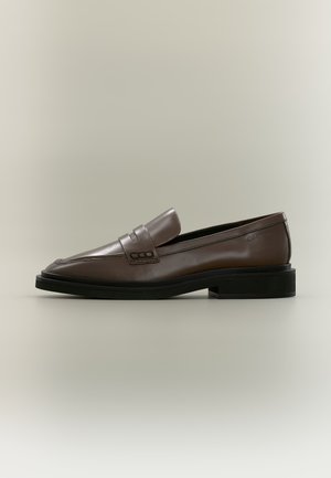 Mocassin en cuir marron à enfiler avec semelle noire et petit talon, avec un détail de bride sur le dessus.