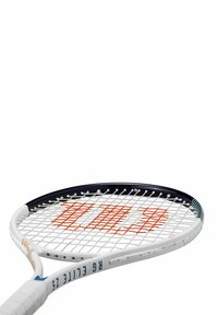 Tennisracket met een wit en zwart frame, oranje en witte snaren en een gestructureerde greep. "RC Elite 75" op de handgreep gedrukt.