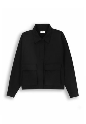 Czarna kurtka z strukturalnego materiału, z kołnierzykiem, długimi rękawami i dwiema przednimi kieszeniami z klapkami. Minimalistyczny design.