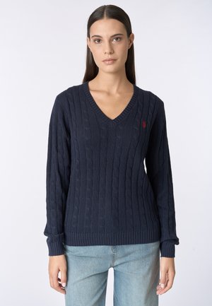 Maglione navy a maglia intrecciata con scollo a V e maniche lunghe. Presenta polsini e orlo a costine, con un piccolo logo rosso sul lato sinistro del petto.