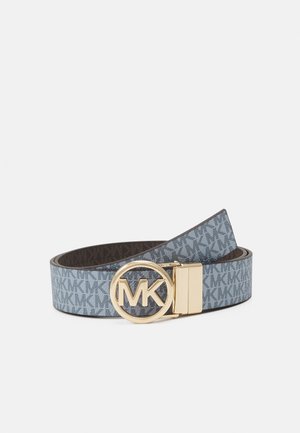 Blauwe designerriem met herhalend MK-logo patroon en een ronde gouden gesp met MK-initialen.