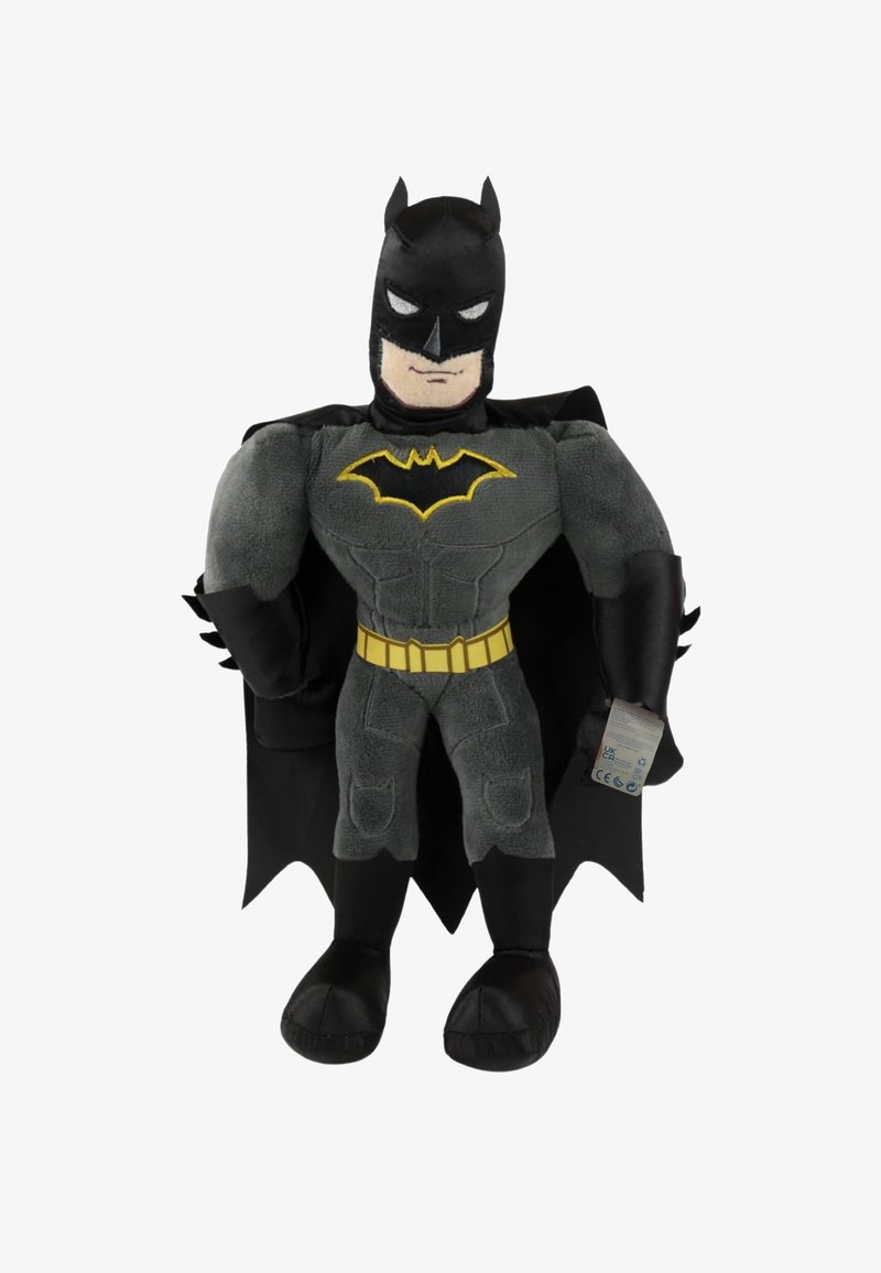 Figurine Batman en peluche en tissu gris, avec une cape noire, une ceinture jaune et un emblème de chauve-souris, ainsi qu'un masque et des gants noirs ; comprend une étiquette d'entretien.