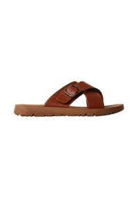 Sandale slide en cuir marron avec bride ajustable à boucle et semelle en caoutchouc plate, vue de côté sur fond blanc.