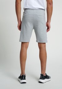 Grå bomullsshorts med elastisk midja, som når halvvägs upp på låret, med en slät yta och en enkel, klassisk silhuett.