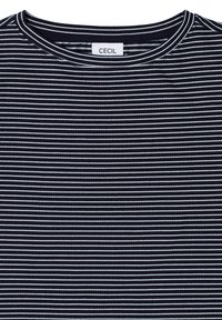 Chemise bleu marine à fines rayures blanches horizontales et col rond, avec l'étiquette de la marque "CECIL" à l'intérieur du col.