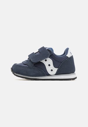 Sneaker blu navy con strap in velcro, materiali in suède e tessuto, dettagli bianchi, punta arrotondata e suola in gomma nera.