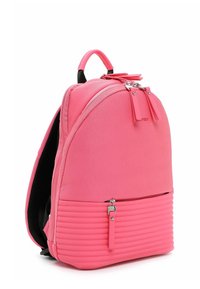 Zaino rosa in tessuto testurizzato, con cima arrotondata e fondo rigato. Presenta chiusura con doppia cerniera e due manici. Cinghie nere visibili.