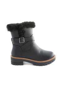 Schwarze Leder-Ankle-Boots mit strukturiertem Finish, Kunstfellbesatz, Schnallenakzent und einer robusten Gummisohle mit kontrastierendem braunem Rand.