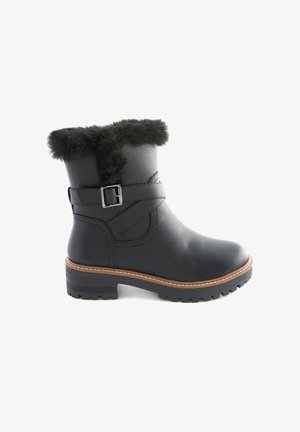 Schwarze Leder-Ankle-Boots mit strukturiertem Finish, Kunstfellbesatz, Schnallenakzent und einer robusten Gummisohle mit kontrastierendem braunem Rand.