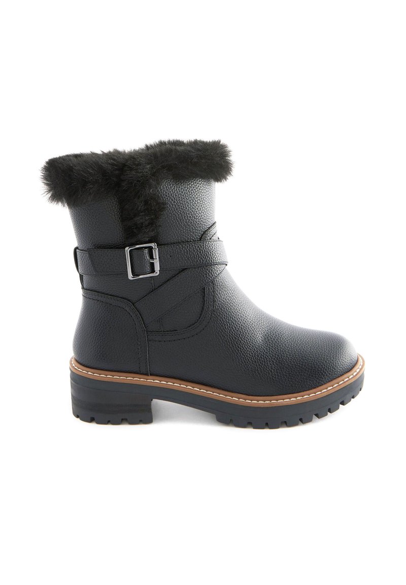 Schwarze Leder-Ankle-Boots mit strukturiertem Finish, Kunstfellbesatz, Schnallenakzent und einer robusten Gummisohle mit kontrastierendem braunem Rand.