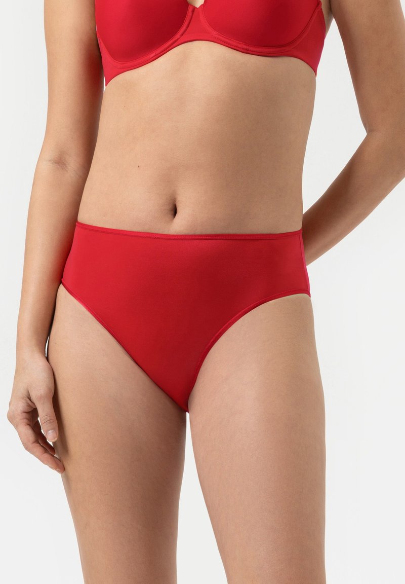 Rode high-waisted slips van een gladde, rekbare stof met een naadloos ontwerp. Geen zichtbare logo's of patronen, minimalistische stijl.