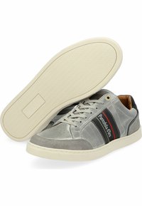 Grå læder- og ruskinds sneakers med sorte og røde striber, teksturerede detaljer, perforeret tå og en hvid gummisål.