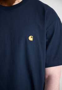 Carhartt WIP CHASE - Basic T-shirt - mizar/gold