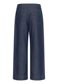 Pantalon culotte en denim bleu foncé avec une coupe évasée, doté d'une taille mi-haute et de deux poches arrière. Texture lisse avec une finition soignée.