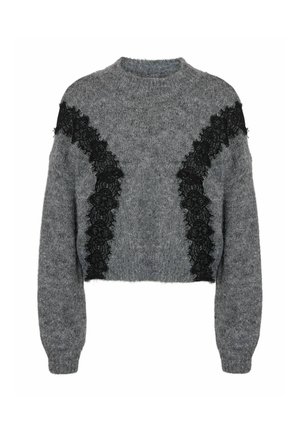 Suéter de punto corto gris con mangas largas y adornos de encaje negro con diseño floral en forma de V en el frente y los hombros.
