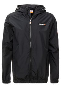 Černá větrovka vyrobená z lehkého nylonu. Má přední zip, elastické manžety, nastavitelné kapuce a logo na levé komoře.