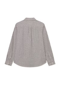 Lange mouwen shirt van gestreept stof. Heeft een kraag, een gebogen zoom en knoopmanchetten. De kleur van de stof is voornamelijk wit met donkere strepen.