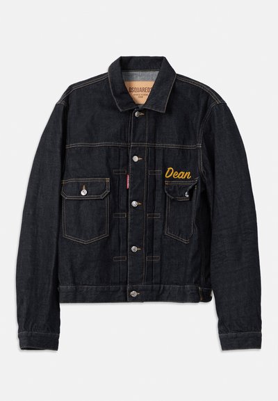 Tume teksajakett kahte eesmist taskut, hõbedased nupud ja kollane tikand nimega "Dean". Erinevad õmblused kogu jakil.