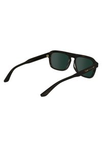 Lunettes de soleil en écaille noire avec des verres teintés verts, monture rectangulaire et branches légèrement courbées. Accent en argent sur les branches.