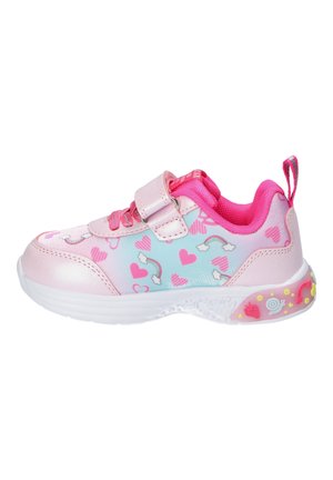 Różowy dziecięcy sneaker z wzorem serc, tęczy i chmur, pasek na rzep oraz ozdobiona biała podeszwa z zabawnymi ikonami.