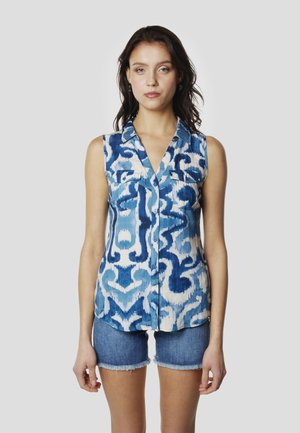 Blusa sin mangas con patrón azul y blanco en tela ligera, con cierre de botones al frente, cuello y dos bolsillos en el pecho.