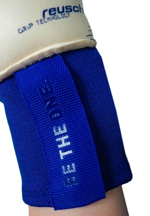 Blauer Reusch-Sporthandschuh mit weißer Polsterung und dem Schriftzug "FEEL THE ONE" auf dem blauen Stoffriemen in der Nähe des Handgelenks.