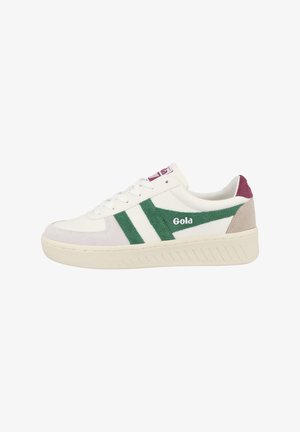 Baskets blanches avec des rayures en suède vertes et blanches, logo Gola, tige texturée, bout rond, semelle écrue, et accents contrastants en rose et beige.