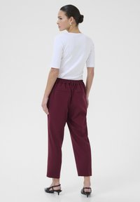 Kaffe SAKURA CROPPED - Kalhoty - windsor wine