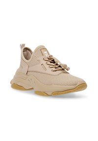 Ljust beige sneakers med en texturerad mesh-övre, snörningsfri design, vadderat ankelsupport och en gummisula med ett mönstrat mönster.