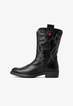 Zwarte leren cowboylaars met witte en rode sterborduursels, een gebogen ontwerp, lage hak en decoratieve stiksels langs de schacht.