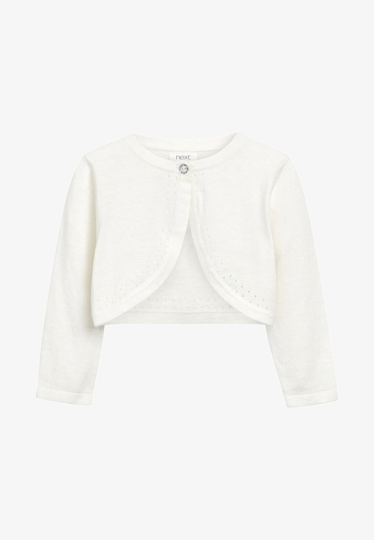 Cardigan court blanc pour bébés avec manches longues, un seul bouton décoratif au niveau de l'encolure, et des motifs de tricot subtils sur les bords avant.