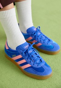 GAZELLE INDOOR - Sneakers basse - blue/semi pink spark
