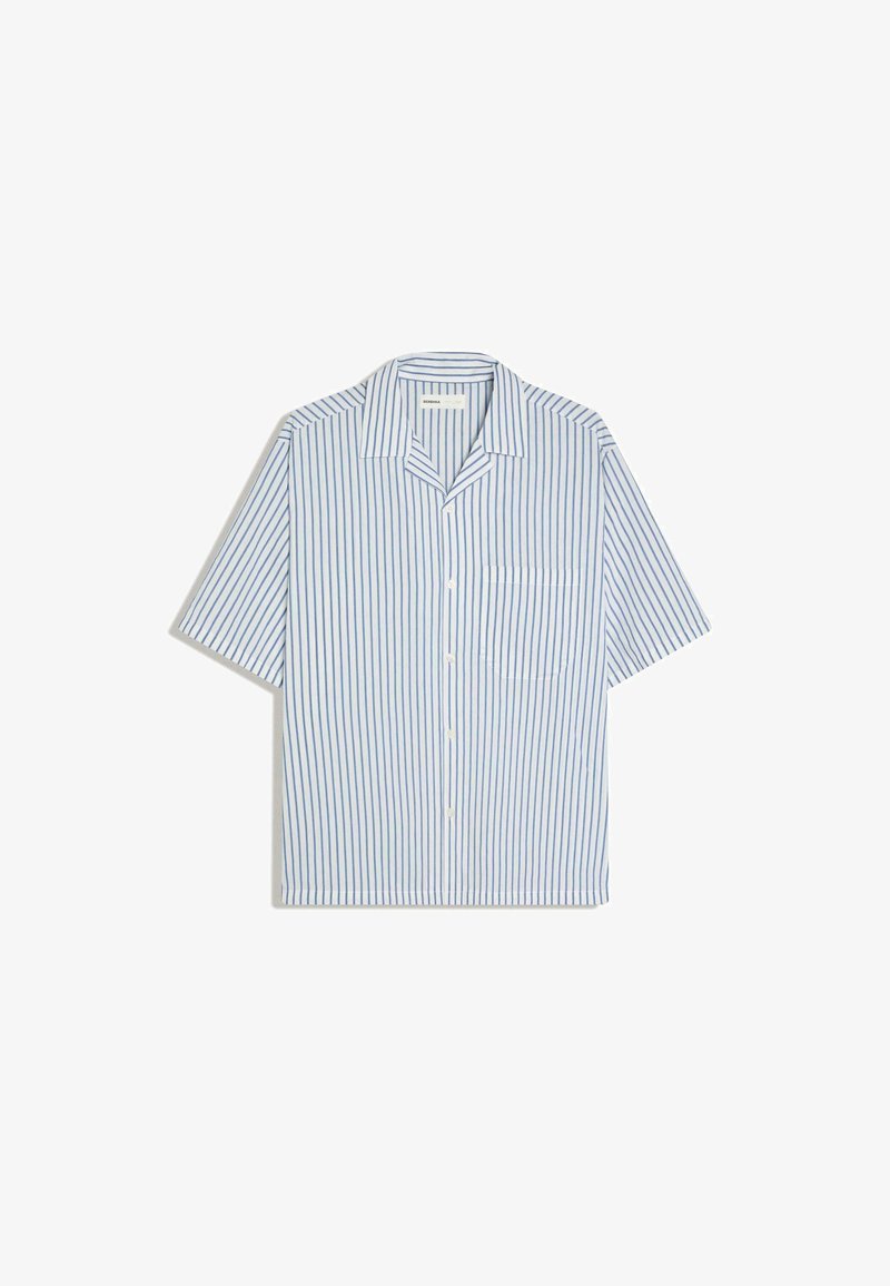 Chemise blanche à manches courtes avec fines rayures verticales bleues, fermeture à boutons sur le devant, col à pointes et poche poitrine.