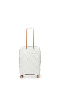 Weißer Hartschalenkoffer mit diagonaler Rillenstruktur, roségoldenem Griff und Akzenten sowie vier schwenkbaren Rollen für eine einfache Manövrierfähigkeit.