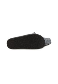 Grijze gevoerde slipper met een gestructureerde zwarte rubberen zool, met een gevormde vorm en open teenontwerp voor gemakkelijke draagbaarheid en comfort.