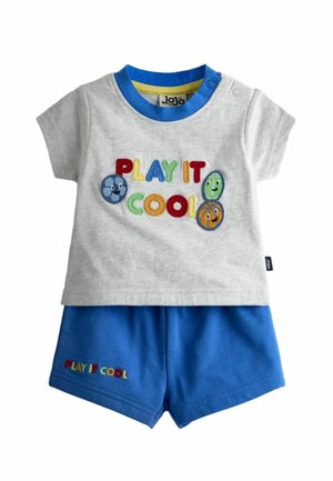 Kurzärmeliges graues Kleinkind-Shirt mit blauem Kragen und der Aufschrift "PLAY IT COOL", kombiniert mit blauen Shorts mit demselben Schriftzug.