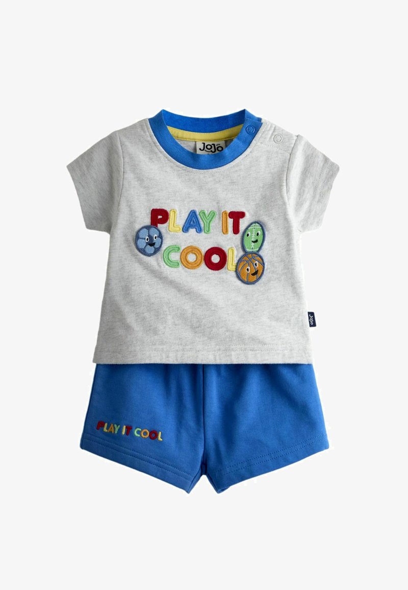 Grå kortærmet småbørns t-shirt med blå krave og teksten "PLAY IT COOL", kombineret med blå shorts med samme tekst.